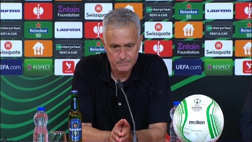 Conferenza di Mourinho interrotta dalla squadra!
