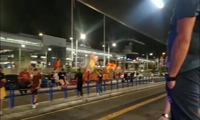 Roma, cresce l'attesa a Fiumicino per il rientro della squadra