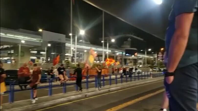 Roma, cresce l'attesa a Fiumicino per il rientro della squadra