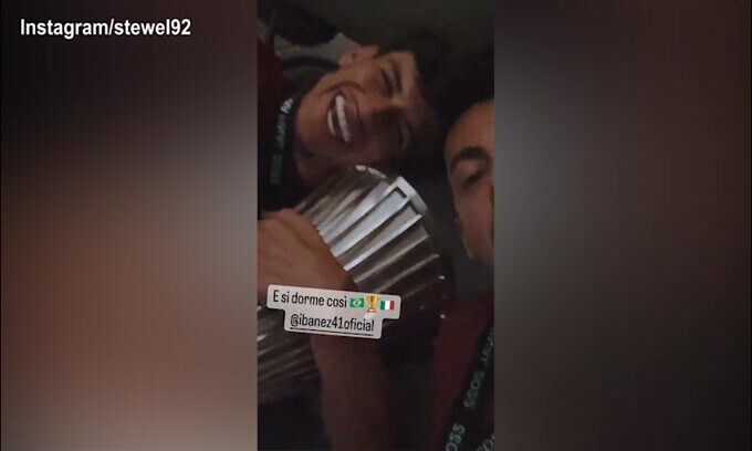 El Shaarawy si addormenta con la coppa in mano
