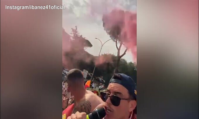 Roma, sul pullman si scatena la festa
