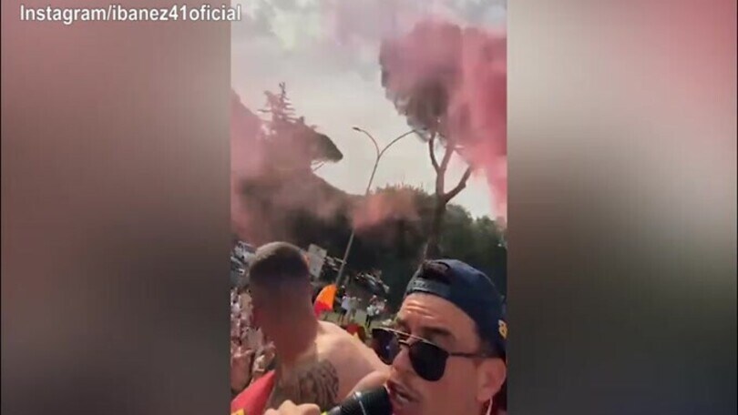Roma, sul pullman si scatena la festa