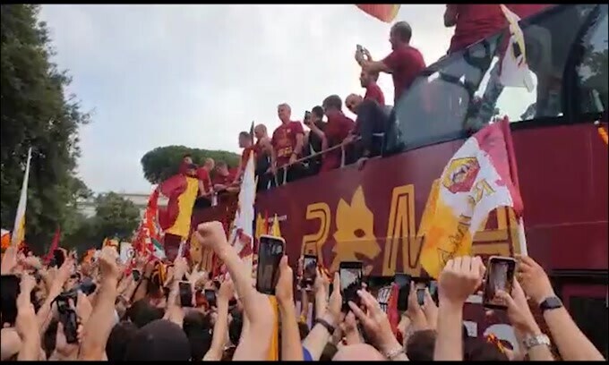 Pullman Roma, quanti cori per Mourinho