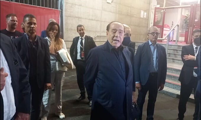 Berlusconi scherza: "Chissà che non torni al Milan.."