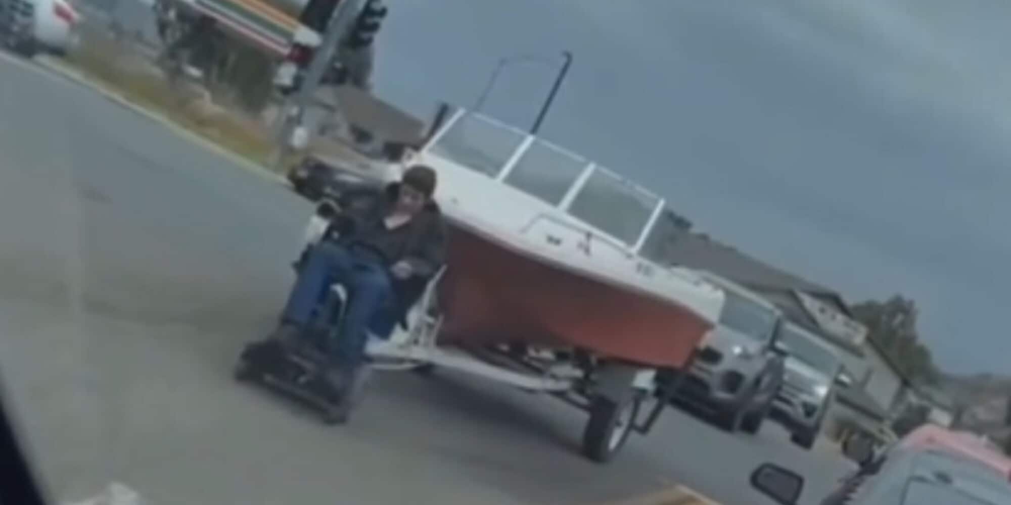Come si traina un motoscafo? Dai, non con una sedia a rotelle! VIDEO
