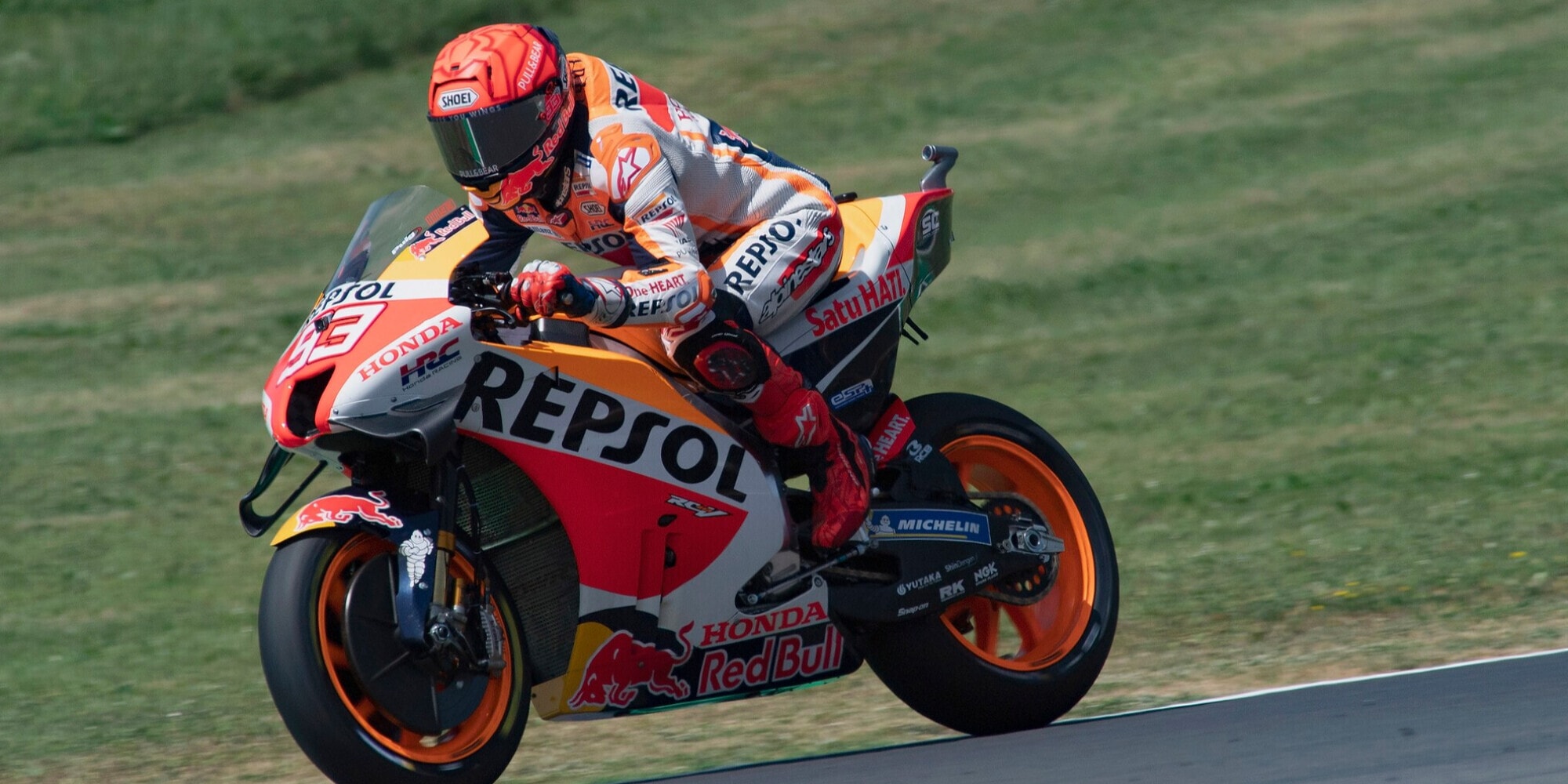 MotoGp: Marquez cade nelle qualifiche, fiamme dalla moto e bandiera rossa
