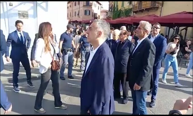 Berlusconi sotto la Torre di Pisa