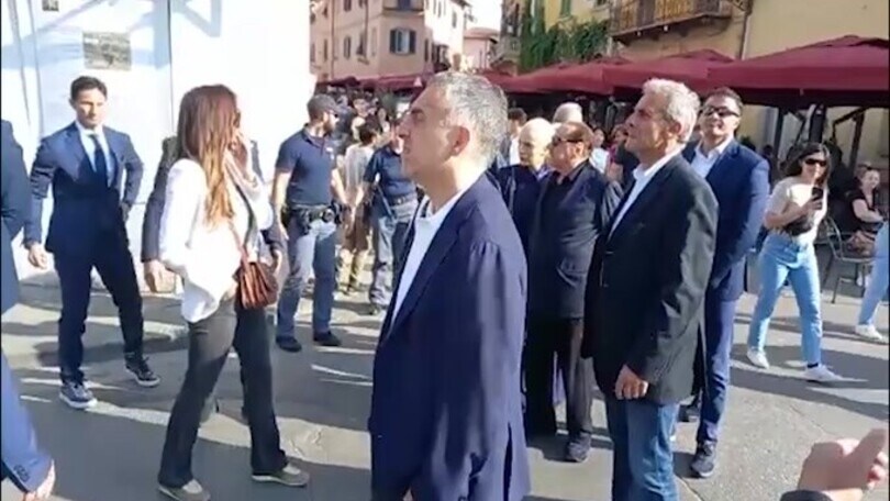 Berlusconi sotto la Torre di Pisa