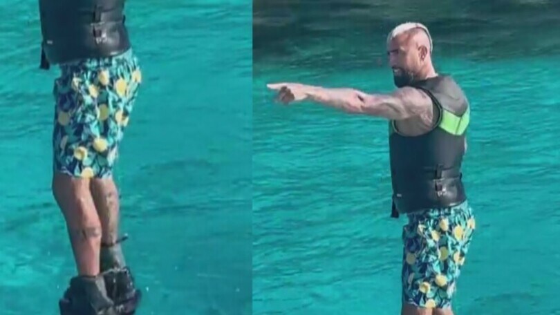 Che spettacolo! I tuffi di Vidal con un jetpack ad acqua