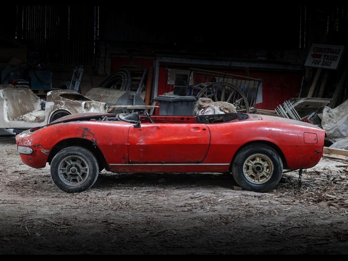 Fiat Dino Spider abbandonata in un fienile