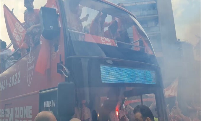 Serie A Monza, pullman scoperto in città