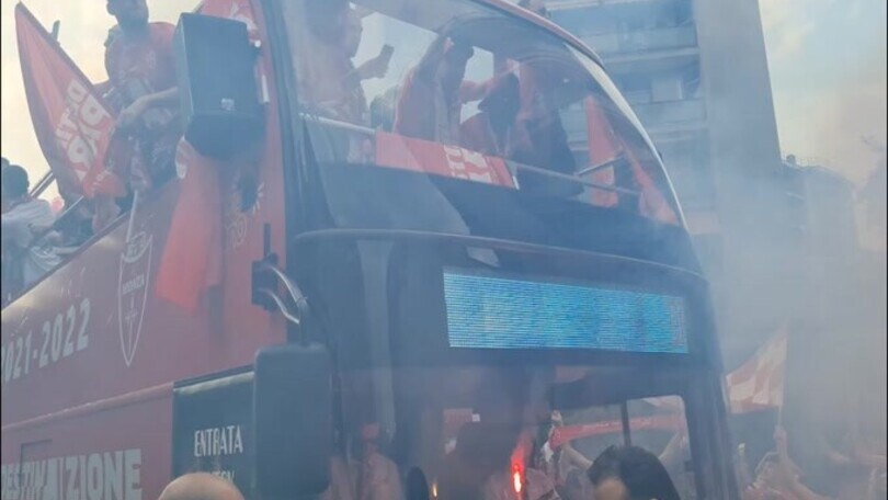 Serie A Monza, pullman scoperto in città