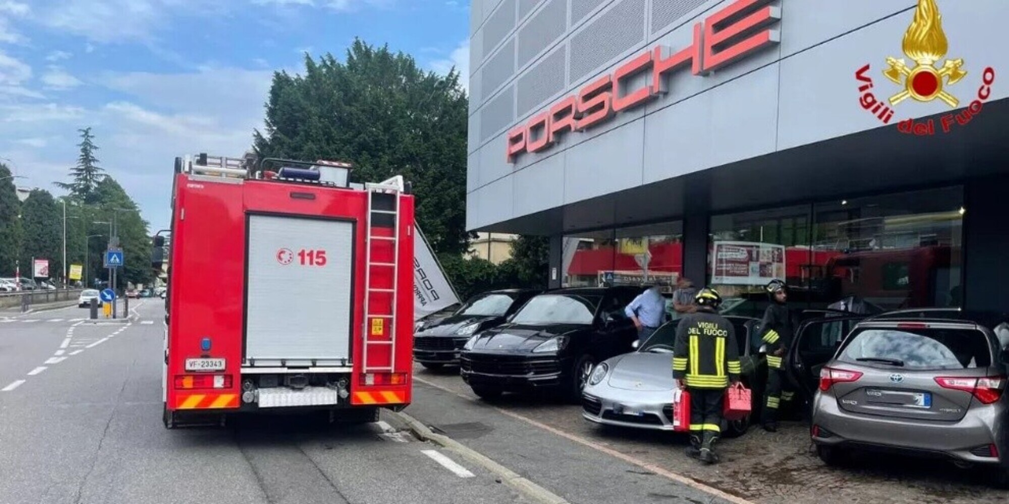 Sfonda la vetrina del centro Porsche: nonnetto in Yaris semina il caos!