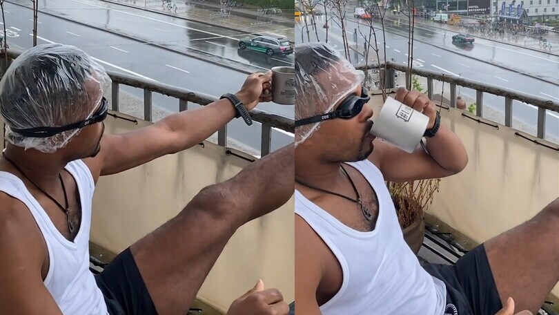 Evra canta sotto la pioggia con cuffia e occhialini