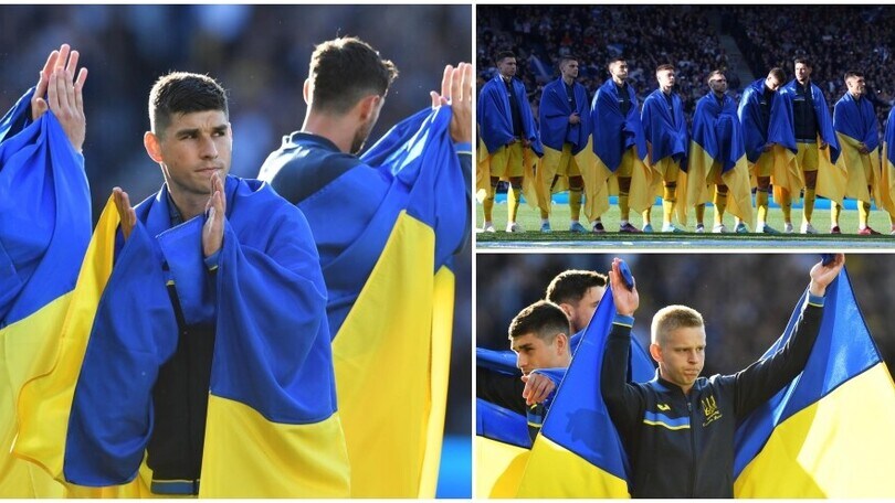 Ucraina, calciatori avvolti dalla bandiera prima del match con la Scozia