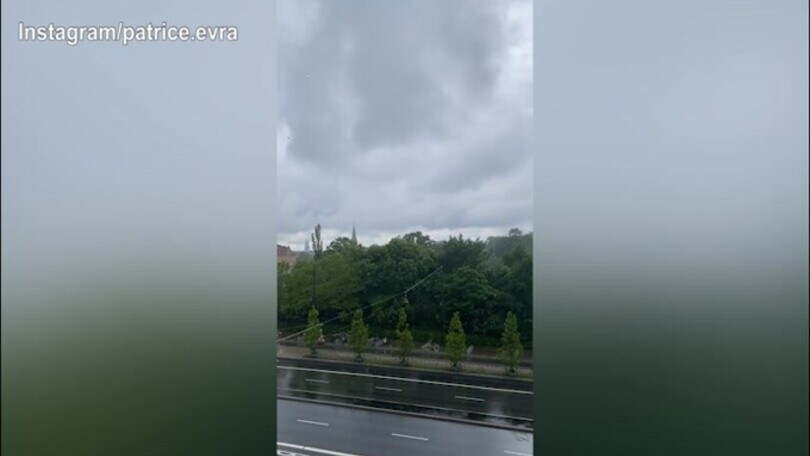 Evra cantante scatenato sotto la pioggia