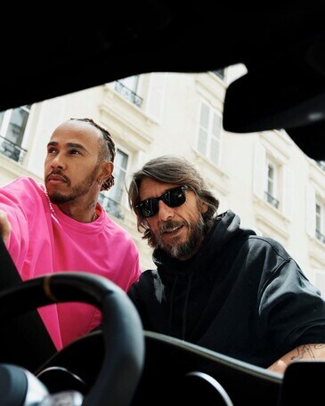 Lewis Hamilton diventa modello per Valentino