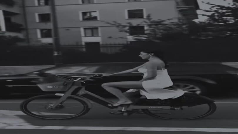 Belén Rodriguez in bici con lo spacco esagerato: il vestito per poco non la tradisce!