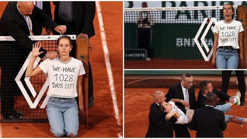 Roland Garros, clamorosa invasione durante Cilic-Ruud: una donna si incatena alla rete
