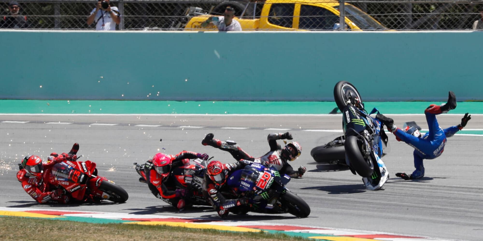 MotoGp, Rins: "Ho una frattura al polso, deve cambiare qualcosa"