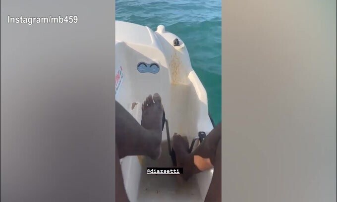 Mario Balotelli, gita in...pedalò