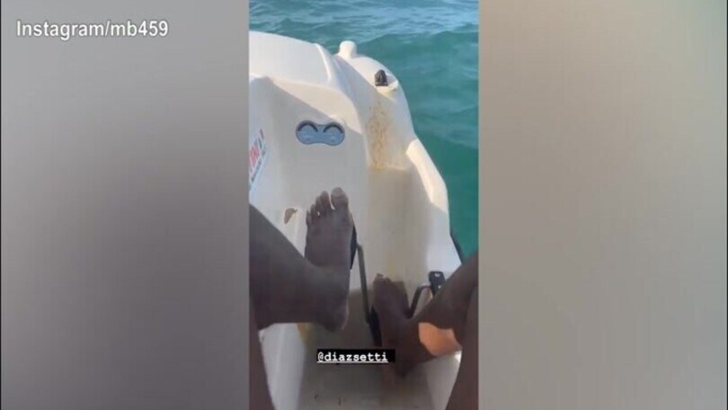 Mario Balotelli, gita in...pedalò