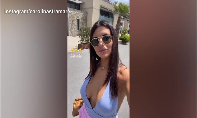 Carolina Stramare, scollatura da urlo!