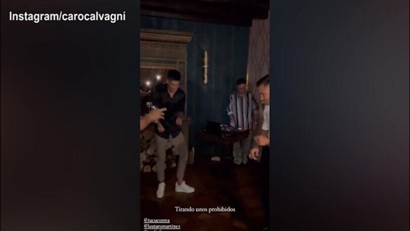Lautaro Martinez inaugura il ristorante, l'argentino balla con Correa