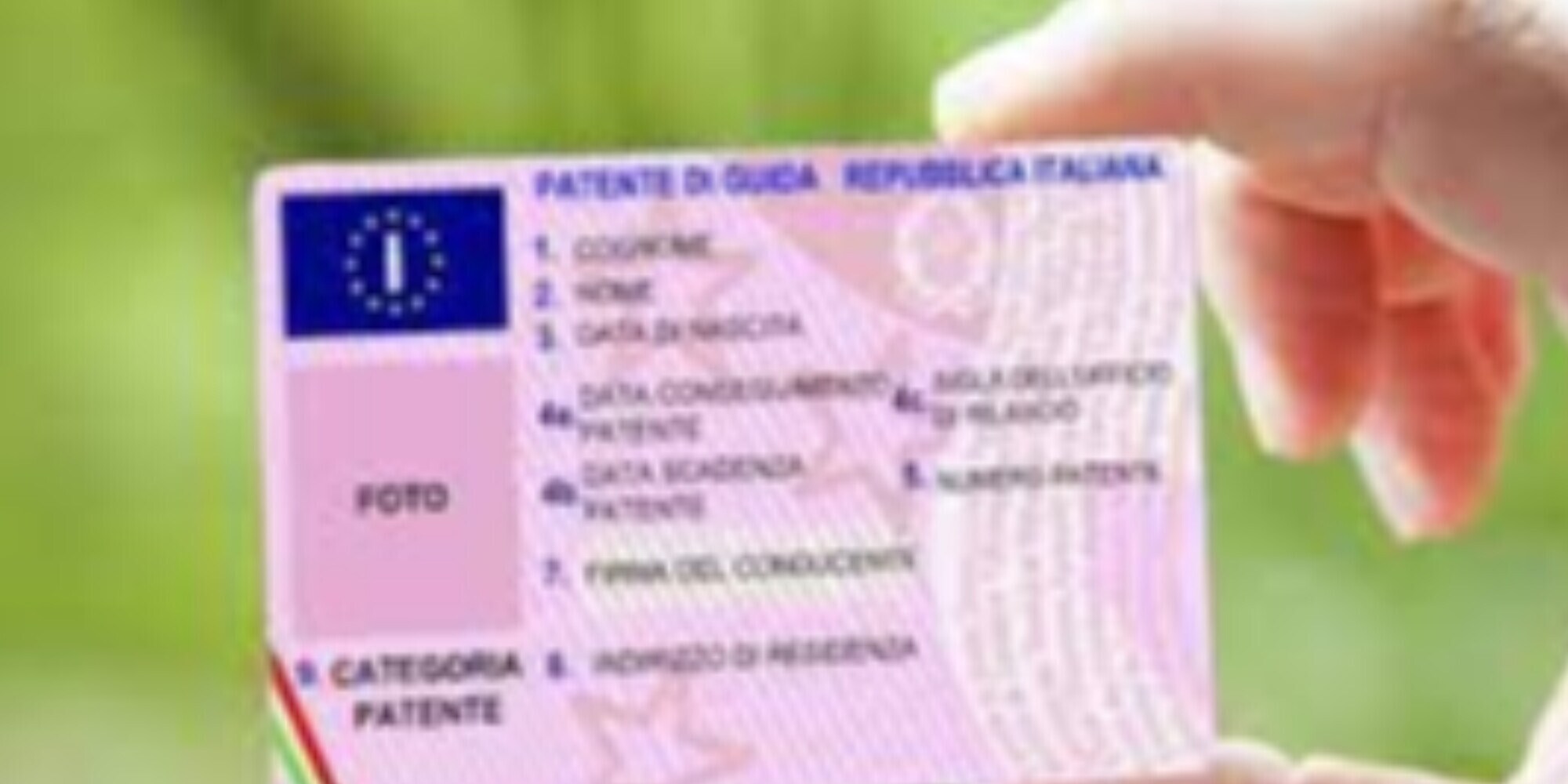 A 100 anni rinnova la patente: "Il segreto è amare la vita"