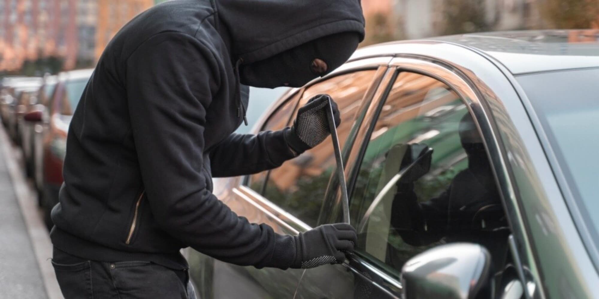 Ruba un'auto, i poliziotti lo convocano e lui si presenta... al volante di un'auto rubata!
