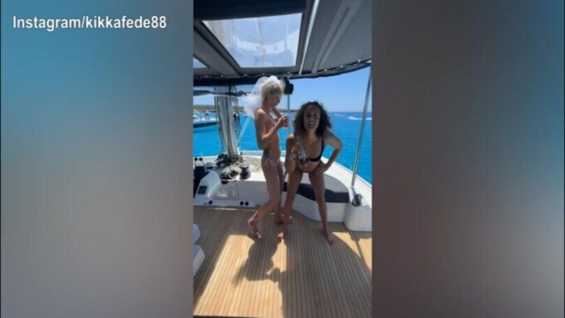 Federica Pellegrini scatenata, la sua bevuta è...in acrobazia!
