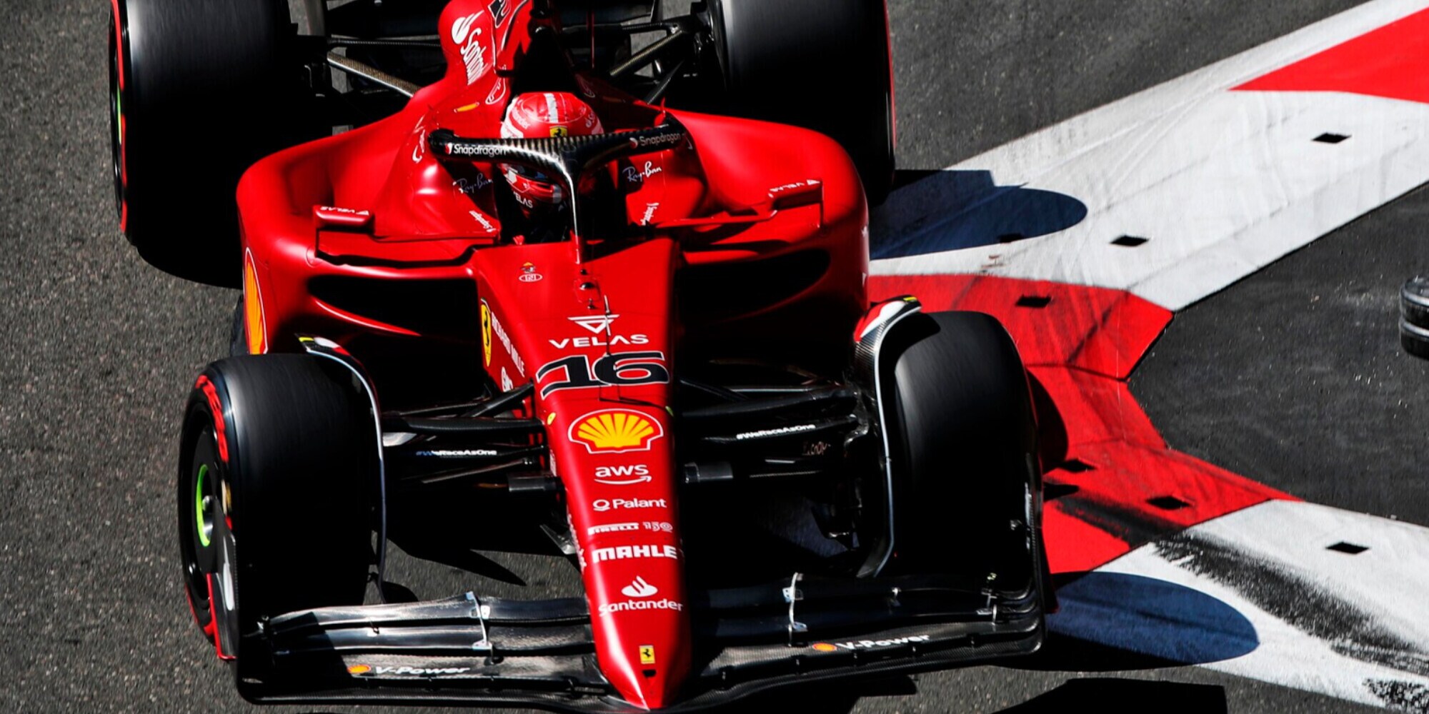 F1, Leclerc in pole position a Baku: seconda fila per Sainz