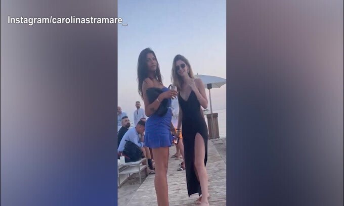 Carolina Stramare sexy in spiaggia