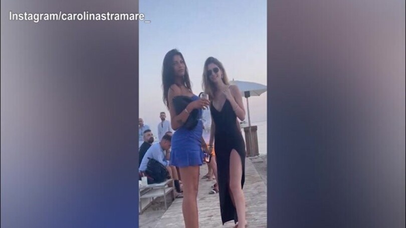 Carolina Stramare sexy in spiaggia