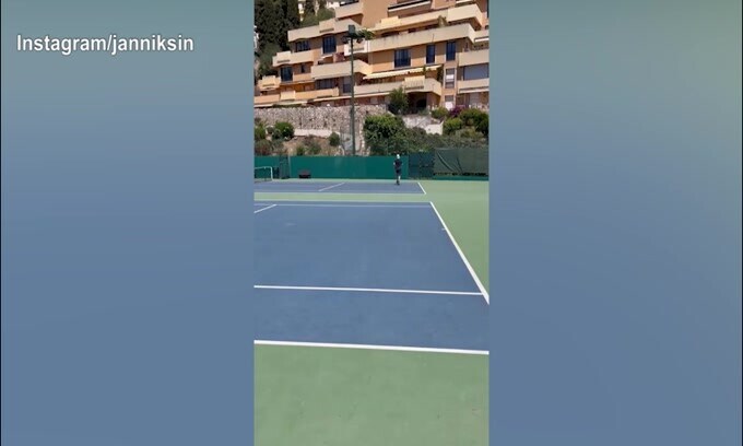 Tennis, Sinner vede il ritorno: "Il ginocchio sta meglio"