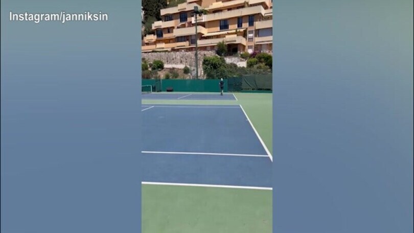 Tennis, Sinner vede il ritorno: "Il ginocchio sta meglio"