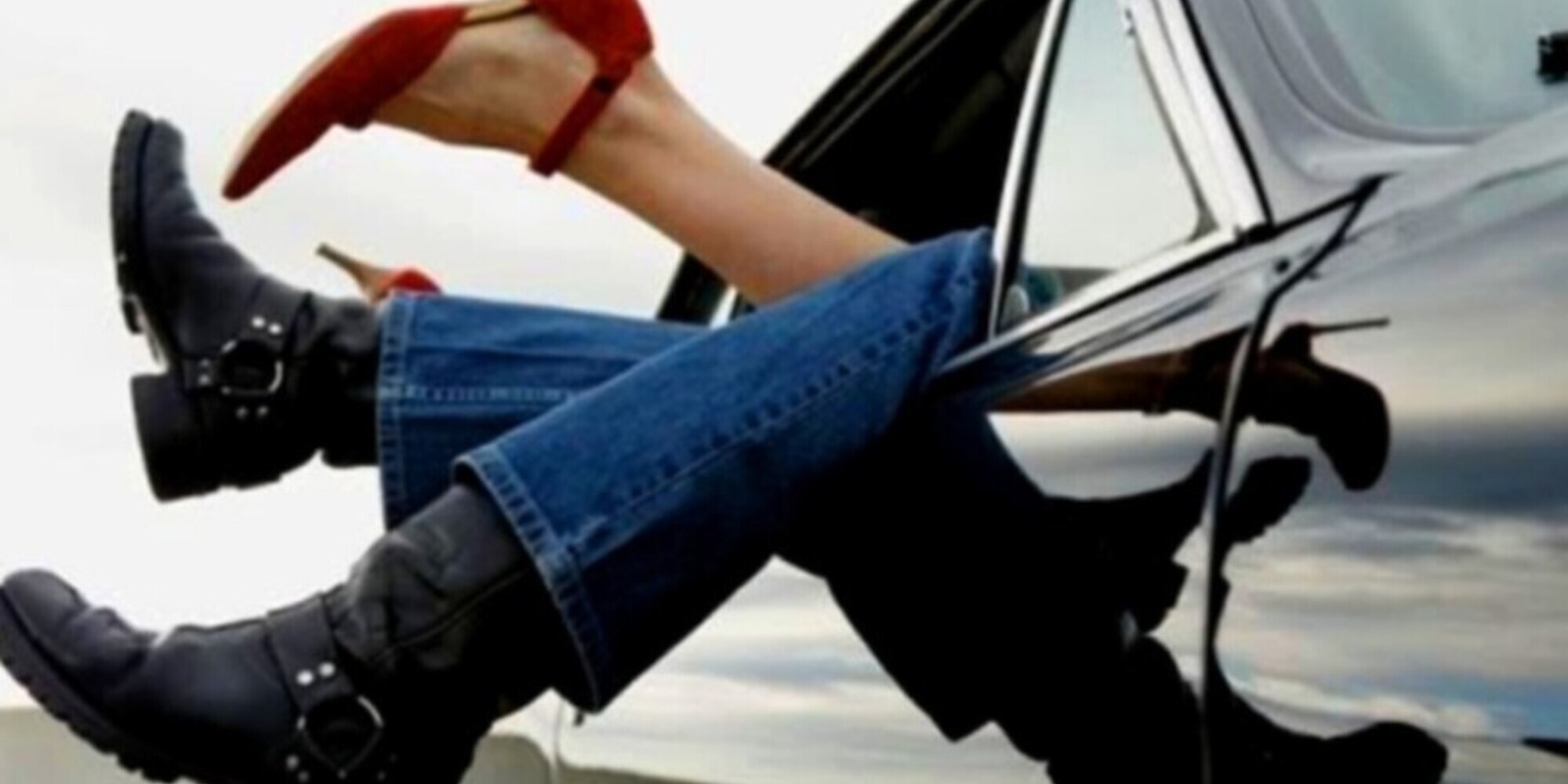 Fanno sesso alla guida: Suv si schianta contro camion