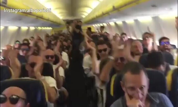 Alba Parietti in aereo, cori e applausi per lei