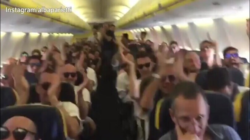 Alba Parietti in aereo, cori e applausi per lei
