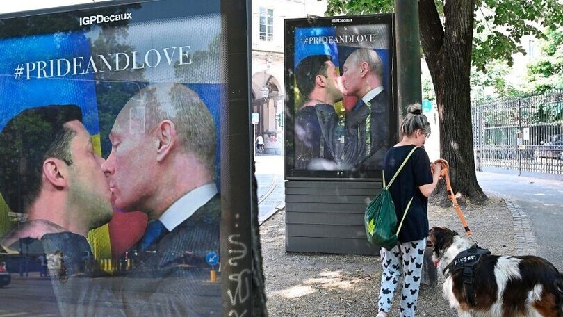A Torino il bacio tra Putin e Zelensky: la nuova opera di Andrea Villa