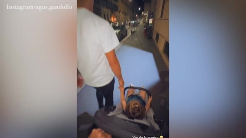 Lautaro dolce papà a spasso con la figlia