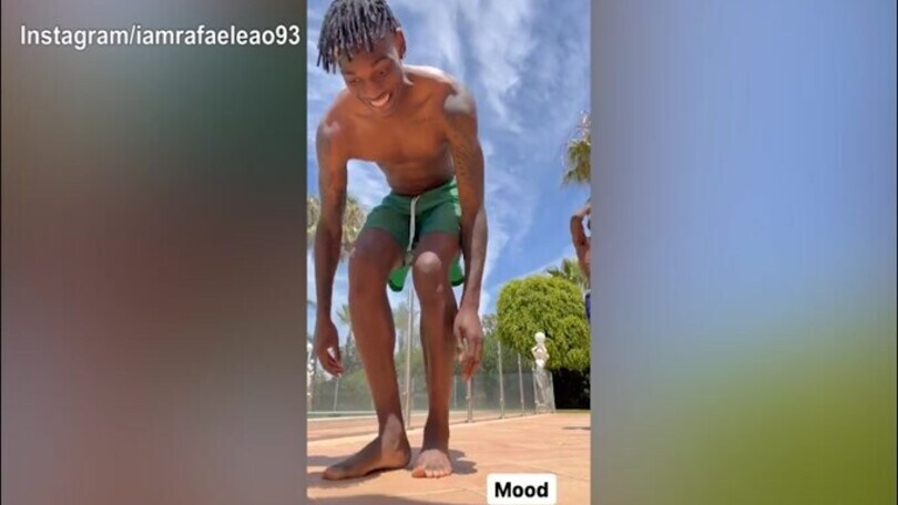 Milan, balletto per Leao e poi...giù con gli addominali