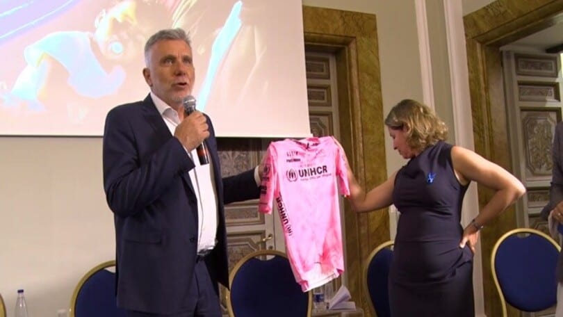 La maglia rosa 2022 del Giro Donne consegnata a UNHCR