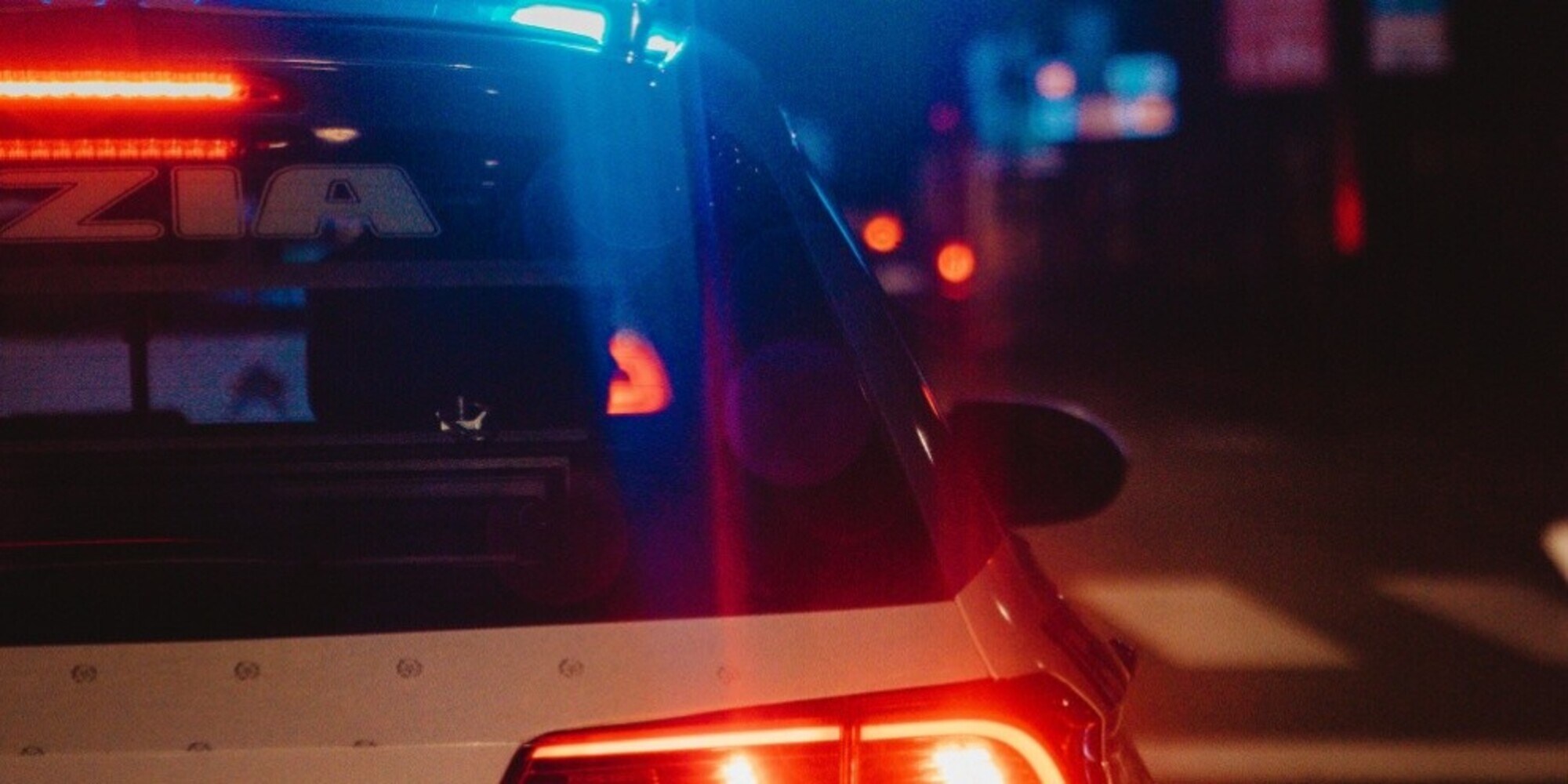 Fuggono dopo essere stati aggrediti, ma vengono pedinati in auto