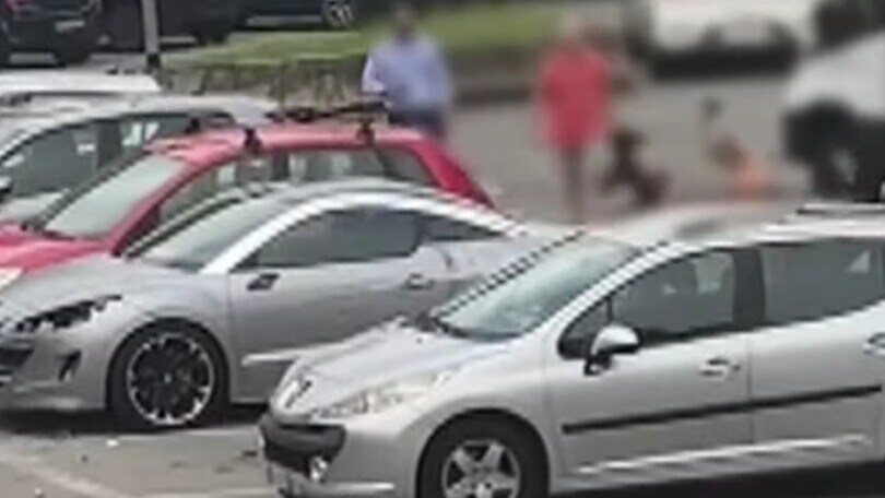 Automobile in sosta distrutta a martellate dalla follia di una donna