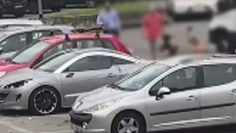 Automobile in sosta distrutta a martellate dalla follia di una donna