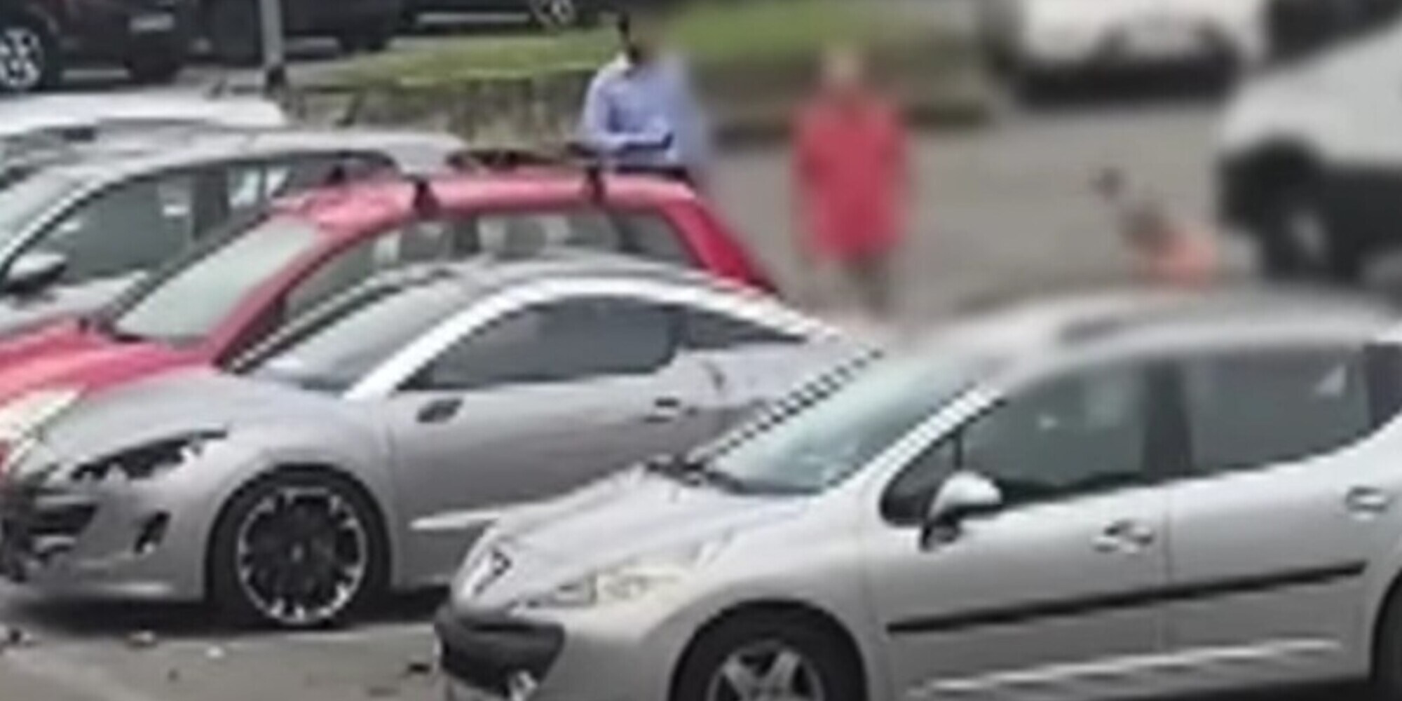 Le hanno fatto un torto e lei distrugge l'auto...a martellate