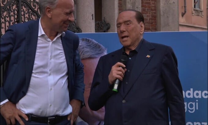 Berlusconi show: "Fareste l'amore con me? Molti hanno risposto ancora.."