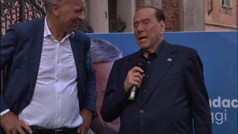 Berlusconi show: "Fareste l'amore con me? Molti hanno risposto ancora.."