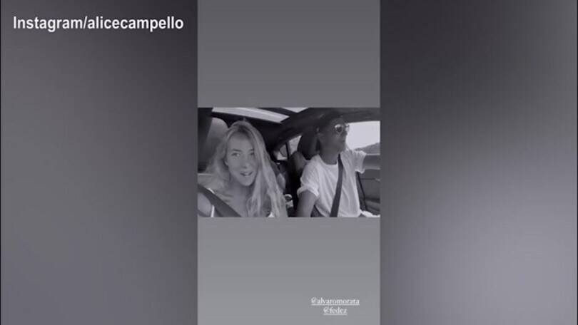 Alice ed Alvaro scatenati in auto: la coppia canta Fedez